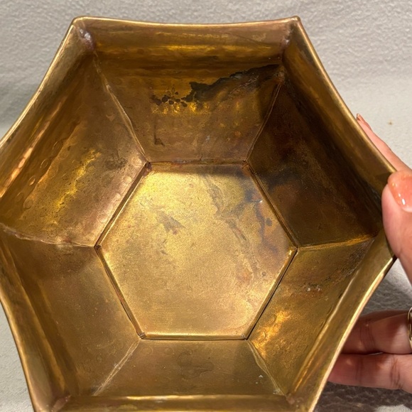 Vintage metal brass bronze hammered fruit basket planter twisted rope tassel - Picture 4 of 8